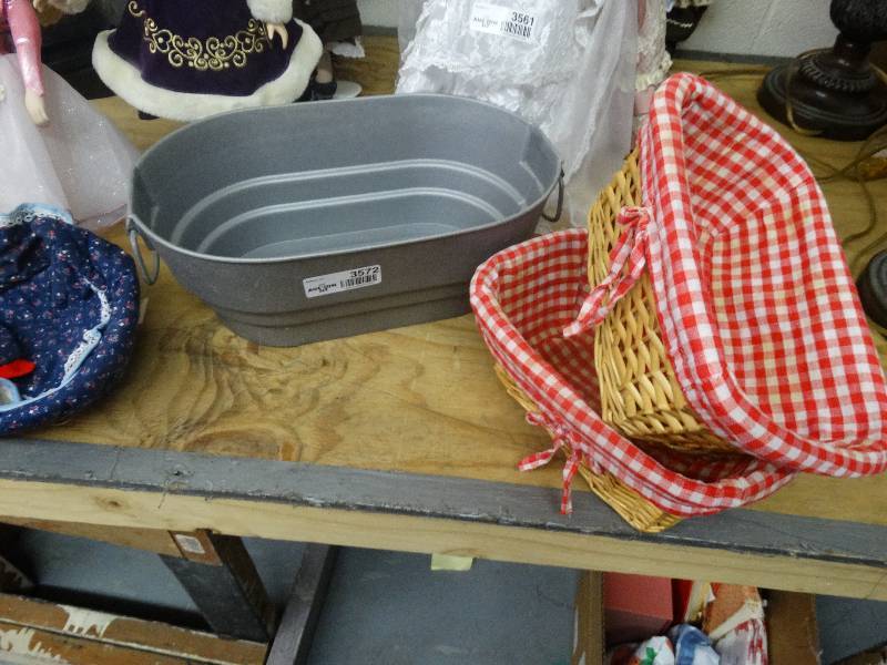 lot 3572 image: Plastic Tub & Lined Baskets.