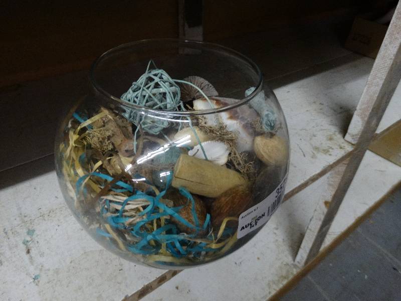 lot 3575 image: Fish Bowl wSea Shells & Decor.