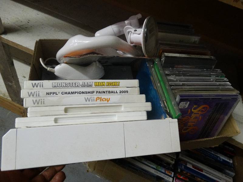 lot 3579 image: Wii system w5 games & various CDs.