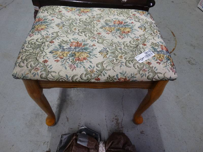 lot 3619 image: Upholstered Vanity Bench.