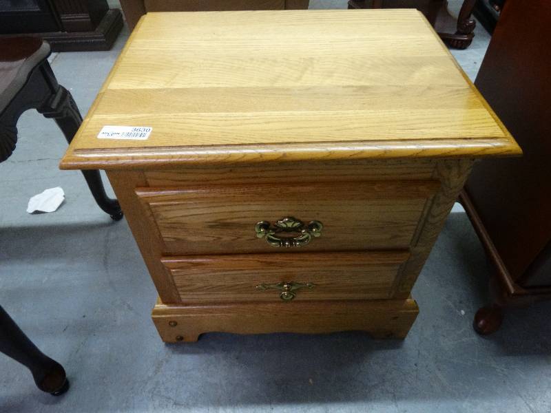 lot 3630 image: Oak 2 Drawer Night Stand.