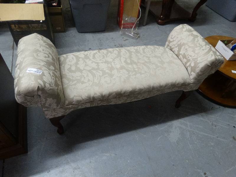 lot 3645 image: Upholstered Setee.