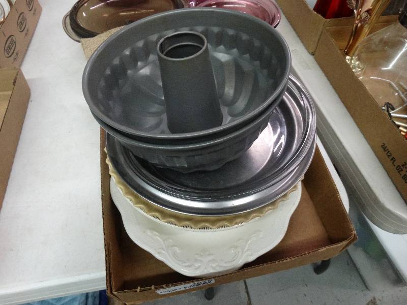 lot 3678 image: Lot of glass and metal Bakeware & serving platter.