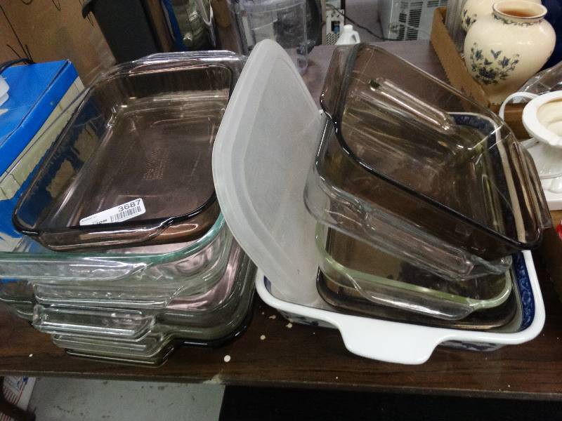 lot 3687 image: Large Lot of Glass Baking pans.