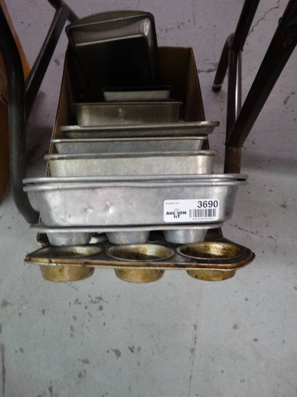 lot 3690 image: Box of metal Bakeware.
