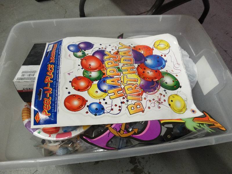 lot 3693 image: Lot of Party Supplies.