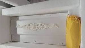 lot 4134 image: Electric Fireplace FP1037US with Decorative Floral Mantel