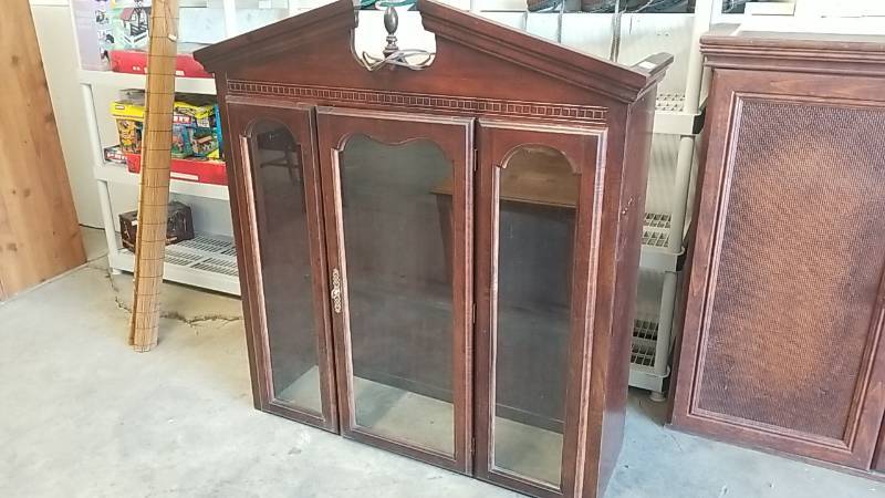 lot 6 image: Lighted Glass Front Hutch