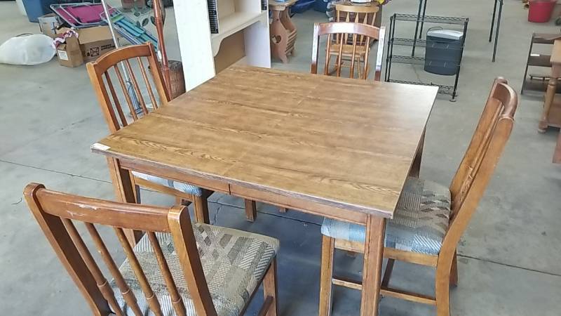 lot 9 image: 5 Piece Dinette- 4 Chairs and Table