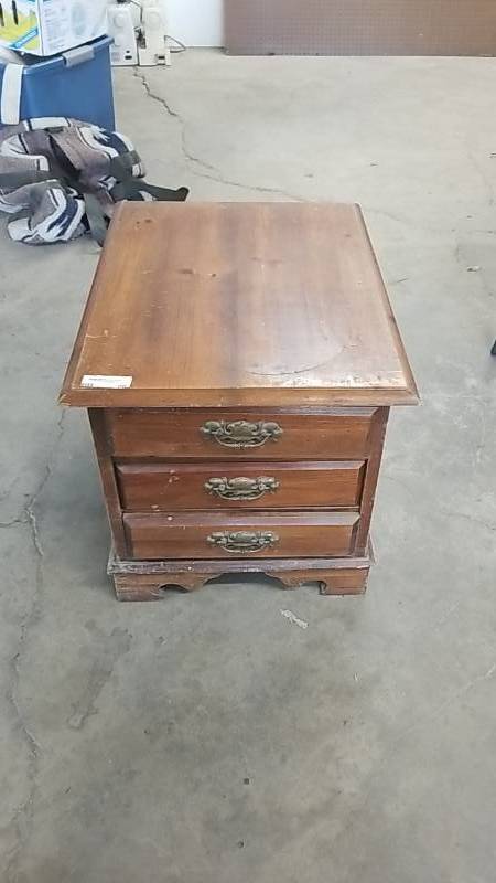 lot 20 image: 3 Drawer End Table