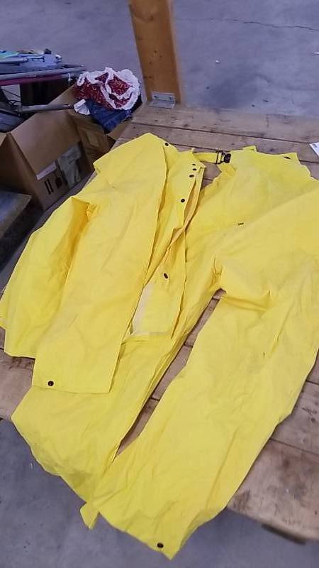 lot 51 image: Mens XL Raingear- 2 Piece  Yellow