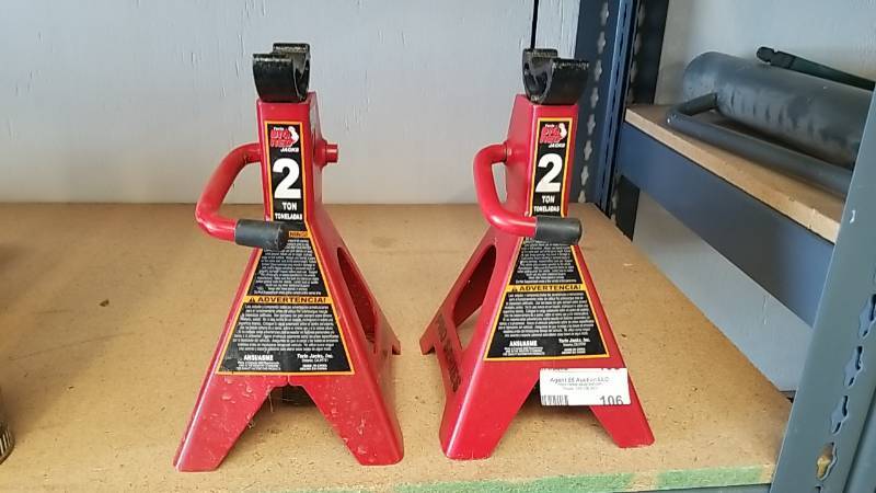lot 106 image: 2 Ton Jack Stands