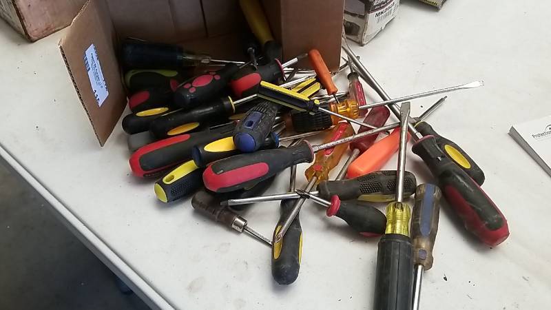lot 115 image: Big Ole Lot of  Screwdrivers  30 or More