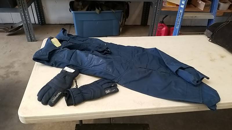 lot 121 image: Snowbibs and Gortex Gloves  Mens
