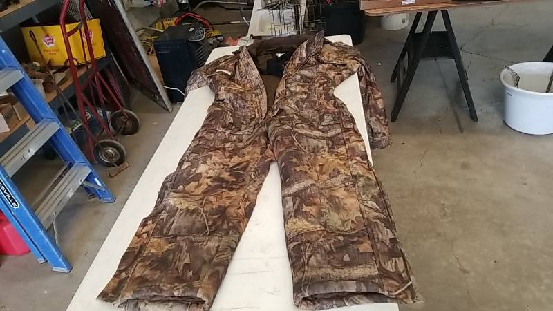lot 122 image: Nice Pair of Mens Camo Overalls- Coveralls- Hunting 10X WARM