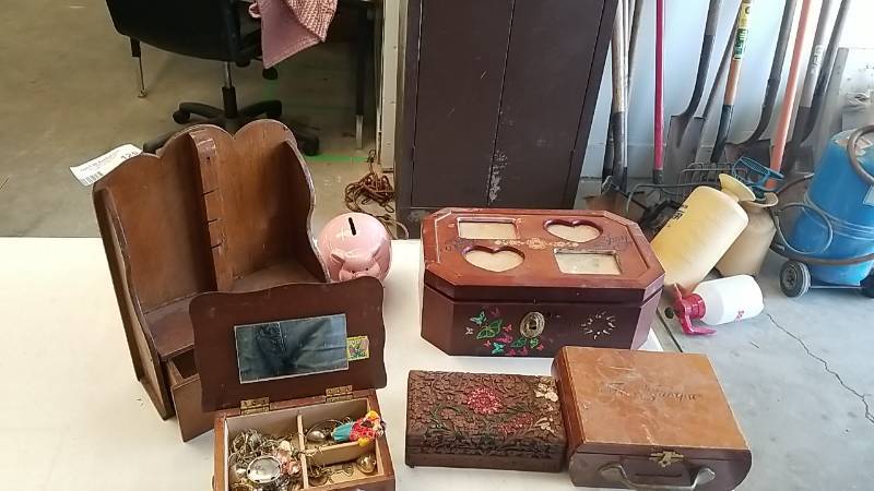 lot 125 image: 5 Piece Jewelry Box  Lot and Piggy Bank
