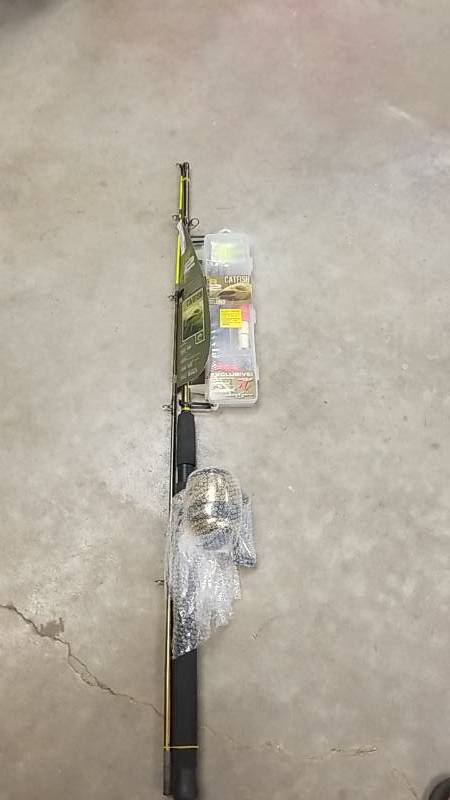 lot 184 image: New 6ft Medium Action Catfish Fishing Pole Combo with free tackle- Retail $89.99