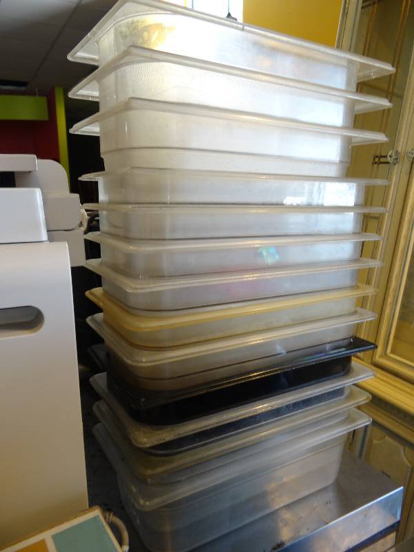 lot 6195 image: Lot of 13 Plastic Prep Pans