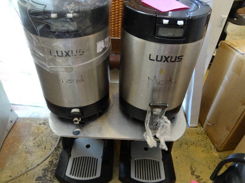 lot 6212 image: Luxe Beverage Dispensers and Stand
