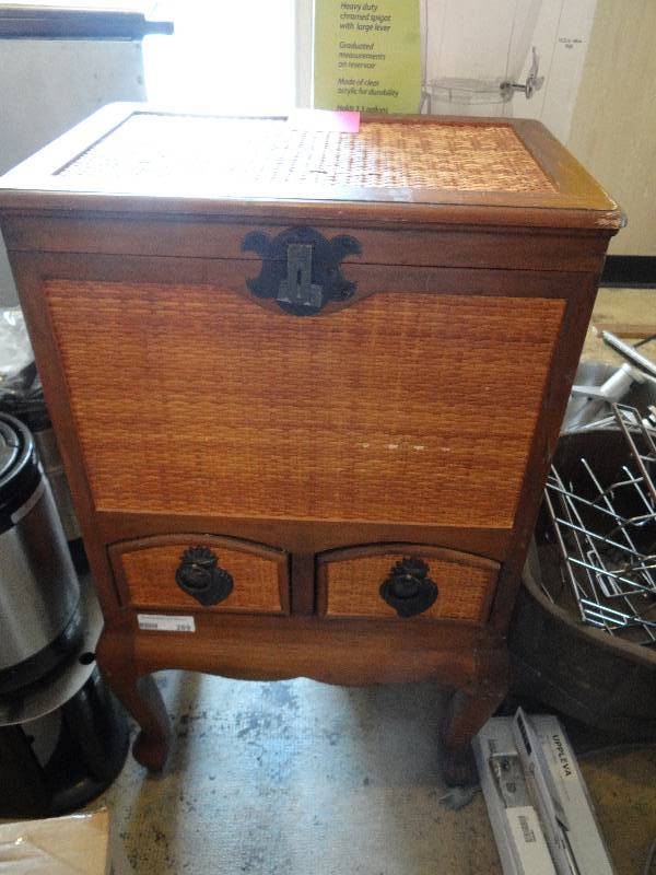 lot 6215 image: End TableNight stand
