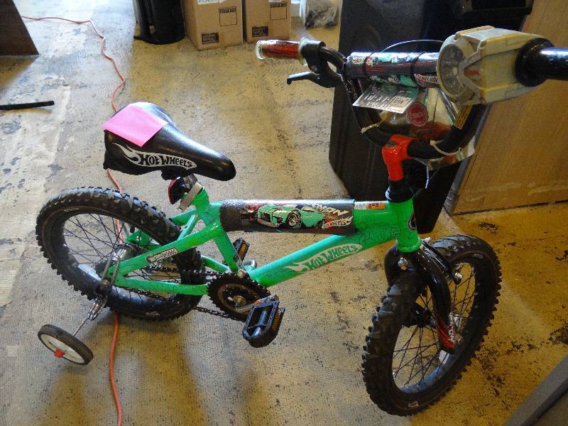 lot 6228 image: Boys Hotwheels Bike with Training Wheels