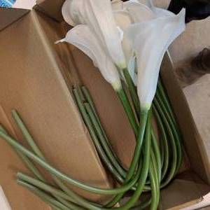 lot 18058 image: grtefhu 26 Calla Lily Artificial Flowers,Real Touch Long Stem Faux Calla Lillies for Tall Vases,Indoor Wedding Office Home Decor (White)