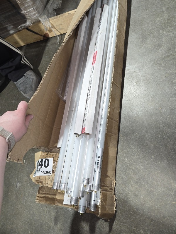 lot 9112840 image: Miscellaneous Lot of T8 and T5 LED Fluorescent Tube Lights