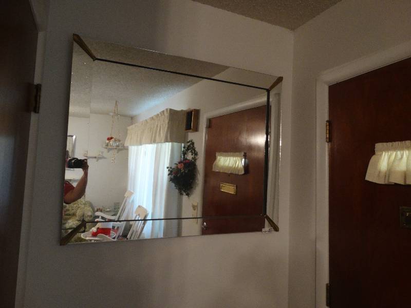 lot 5295 image: Wall mirror.