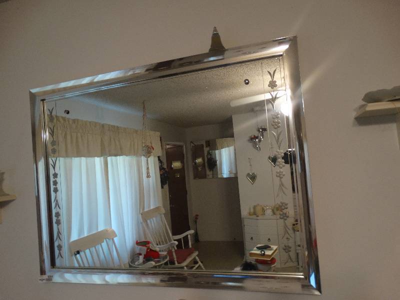 lot 5304 image: Wall mirror.