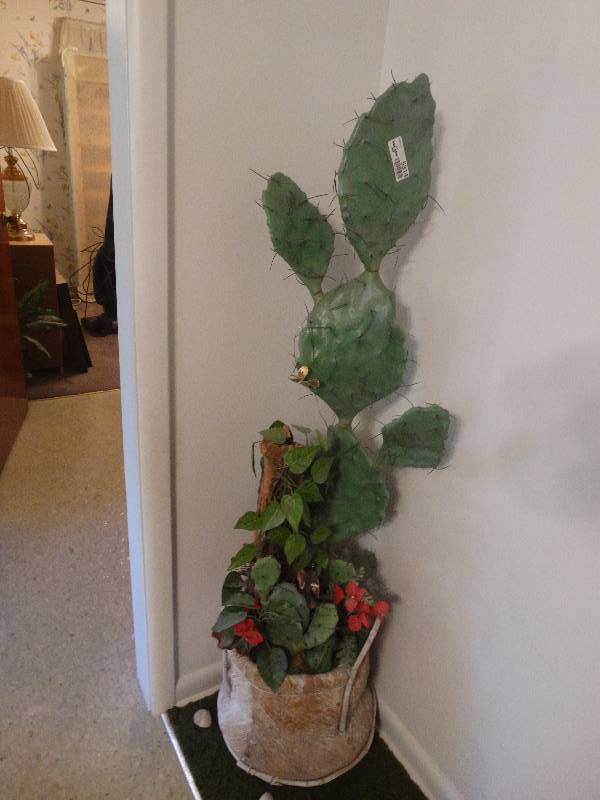 lot 5314 image: Faux cactus in basket.