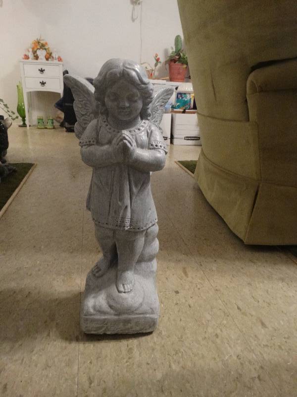 lot 5315 image: Heavy garden angel.