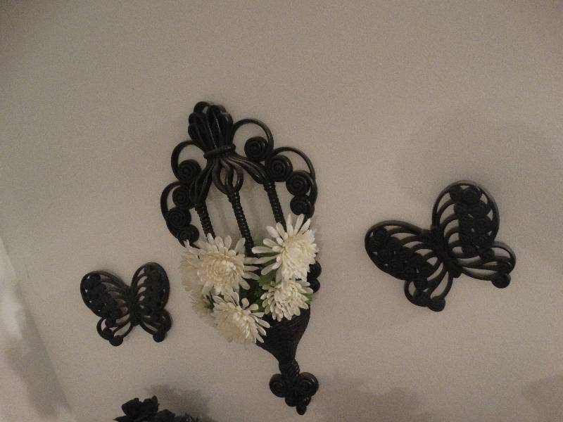 lot 5317 image: Butterfly wall decor.