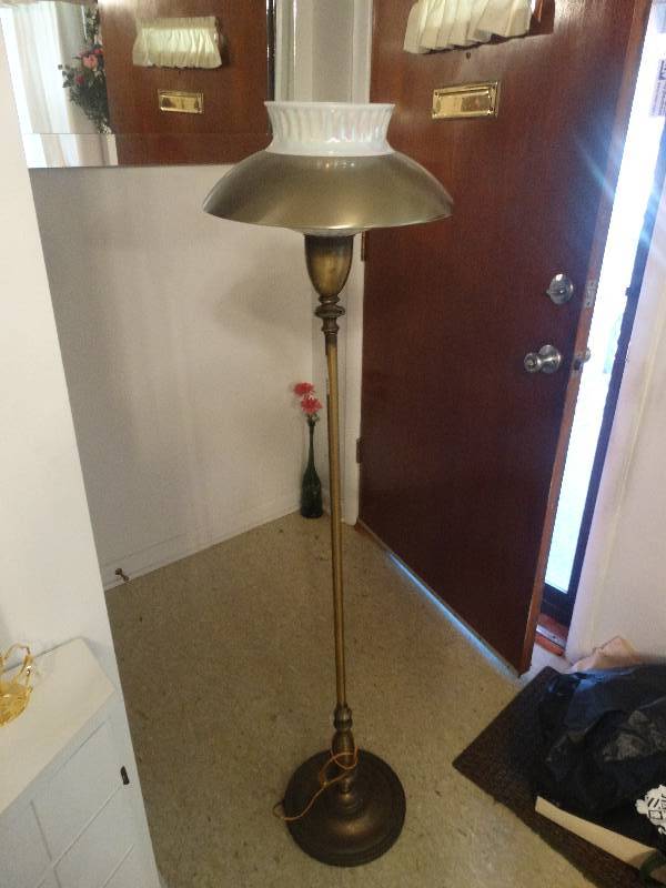 lot 5323 image: Heavy floor lamp.