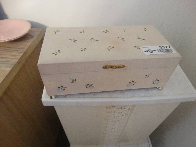 lot 5327 image: Jewelry box and contents.