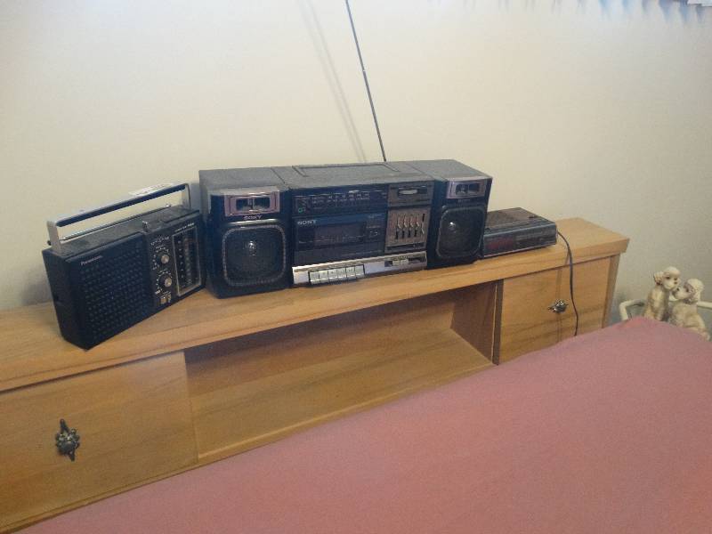 lot 5335 image: Lot of 3 amfm radios.