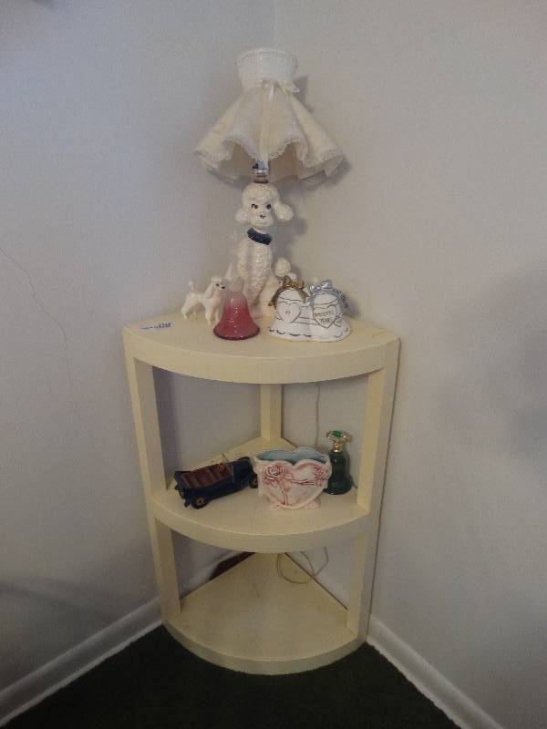 lot 5343 image: Corner shelf with contents.