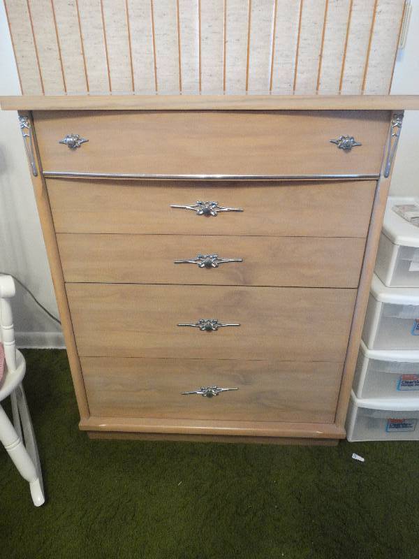 lot 5345 image: Chest of drawers with contents.