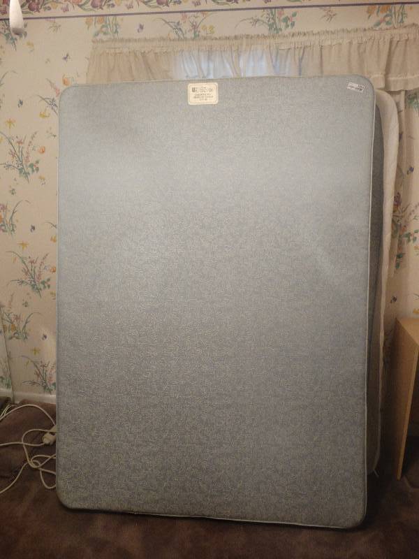 lot 5354 image: Full size sealy posturepedic mattress set.