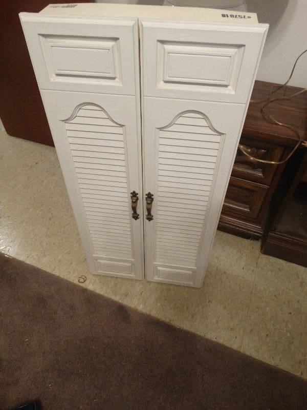 lot 5358 image: Hanging wall cabinet.