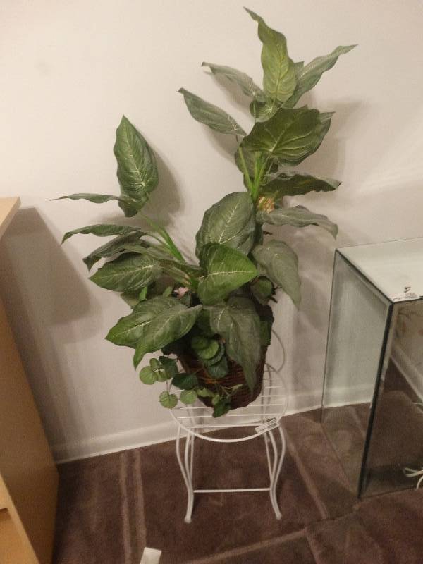 lot 5363 image: Plant stand with faux plant.
