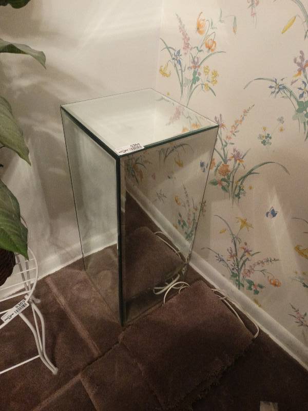 lot 5364 image: Mirrored glass plant stand.