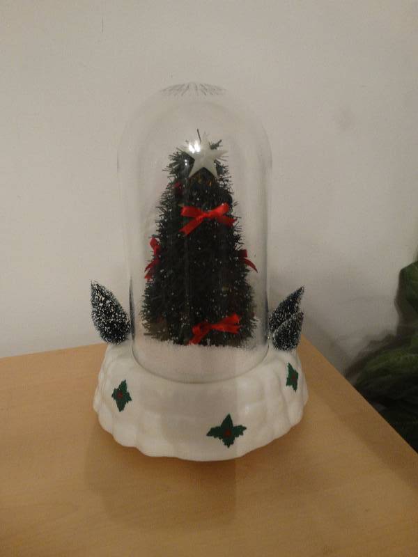 lot 5366 image: Snowing christmas tree decor.