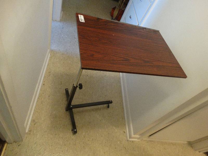 lot 5379 image: Table on wheels.
