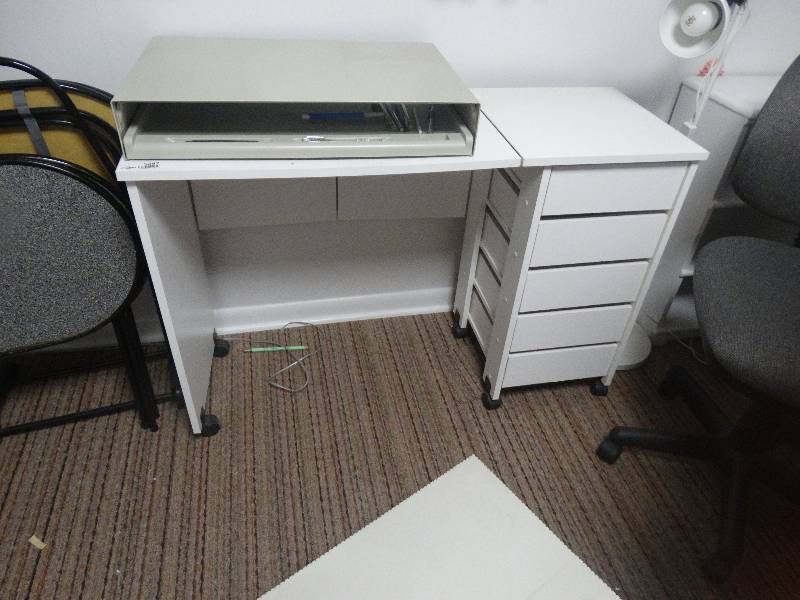 lot 5382 image: Desk.