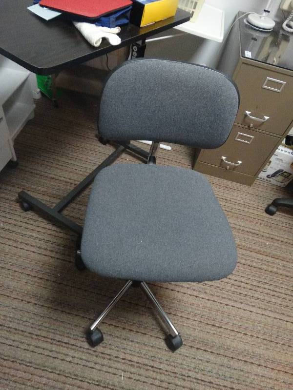 lot 5401 image: Desk chair.