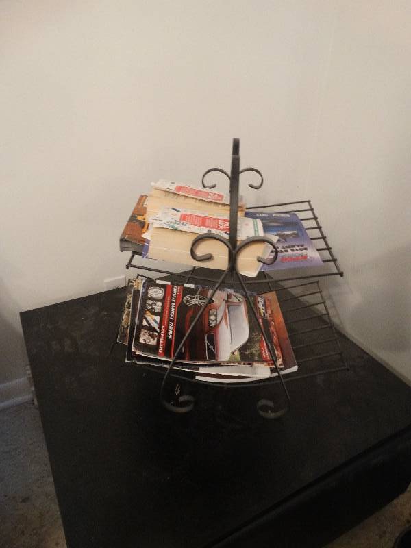 lot 5415 image: Magazine rack with books and magazines.