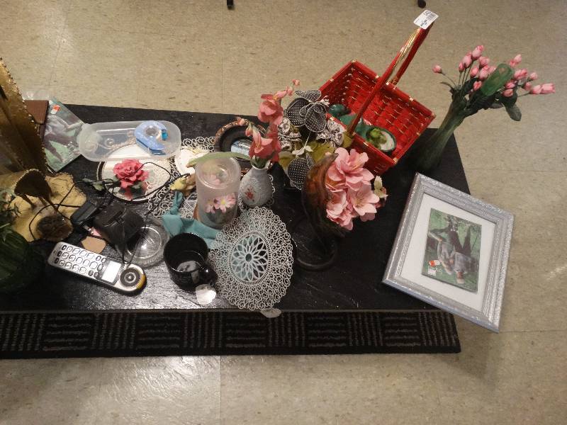 lot 5423 image: Huge lot of home decor.