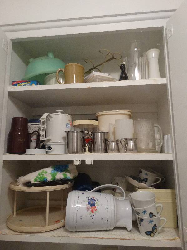 lot 5434 image: Contents in cabinet.