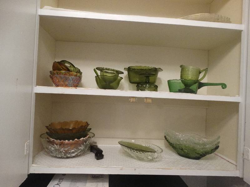 lot 5437 image: Assorted glass dishes.
