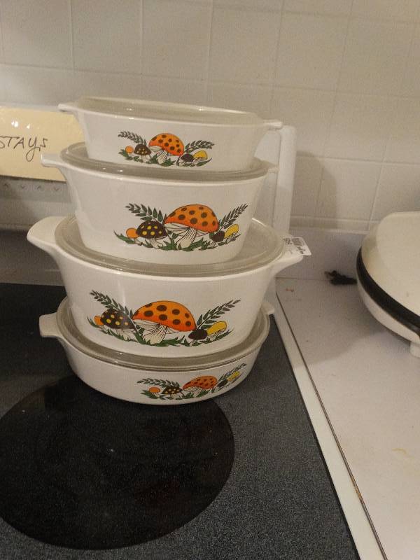 lot 5439 image: Set of 4 with lids of corning ware baking dishes.